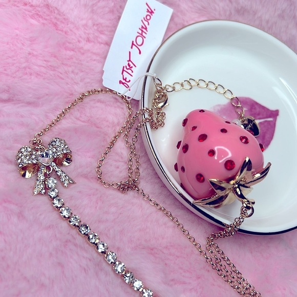 Large Betsey Johnson, strawberry pendant necklace with rhinestone gold chain🍓✨ - Picture 7 of 7